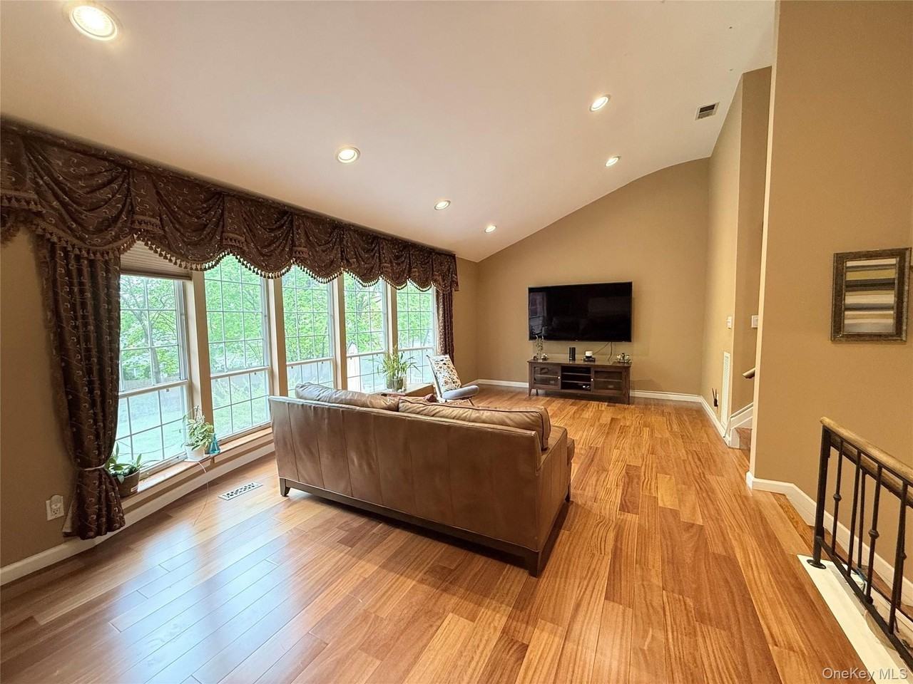 21 Manors Dr - Photo 5 of 19
