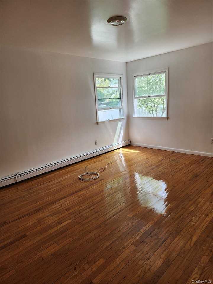 401 Rhodes Ln - Photo 2 of 6