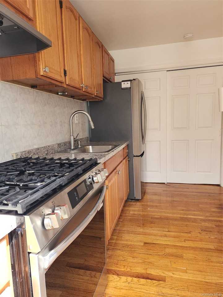 401 Rhodes Ln - Photo 3 of 6