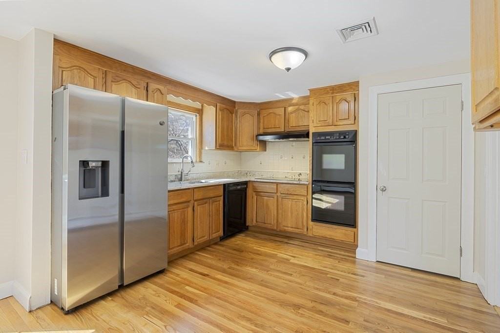 160 Ravenswood Rd - Photo 3 of 30