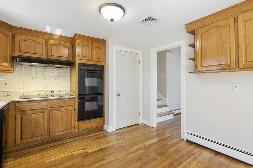 160 Ravenswood Rd - Photo 4 of 30