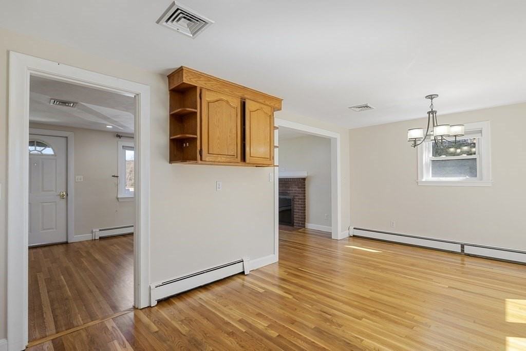 160 Ravenswood Rd - Photo 5 of 30