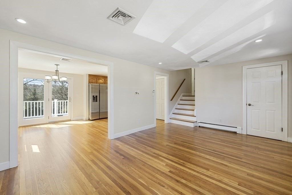 160 Ravenswood Rd - Photo 7 of 30