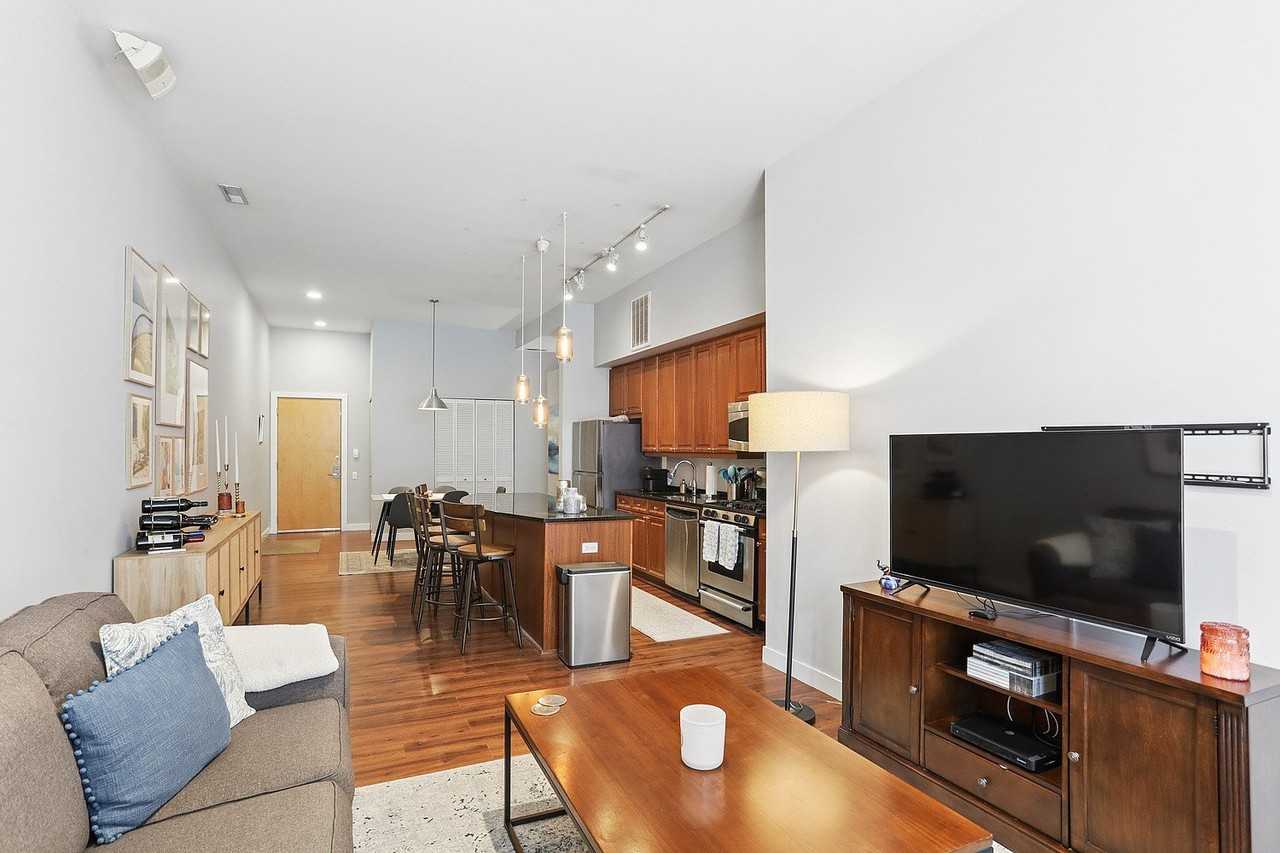 949 W Madison St #203 - Photo 3 of 10