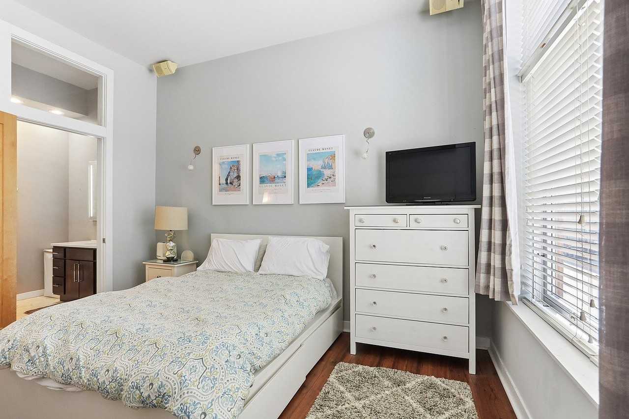 949 W Madison St #203 - Photo 4 of 10