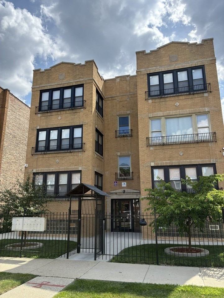 1111 N Leclaire Ave #B