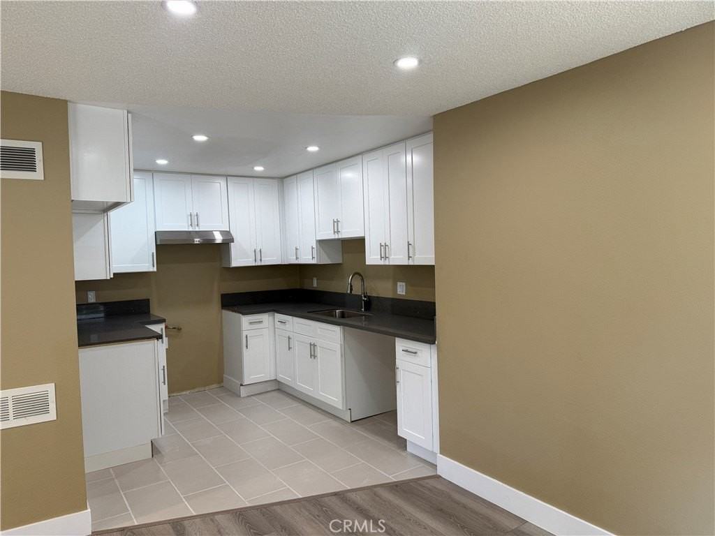 219 E Maple St #2 - Photo 6 of 19