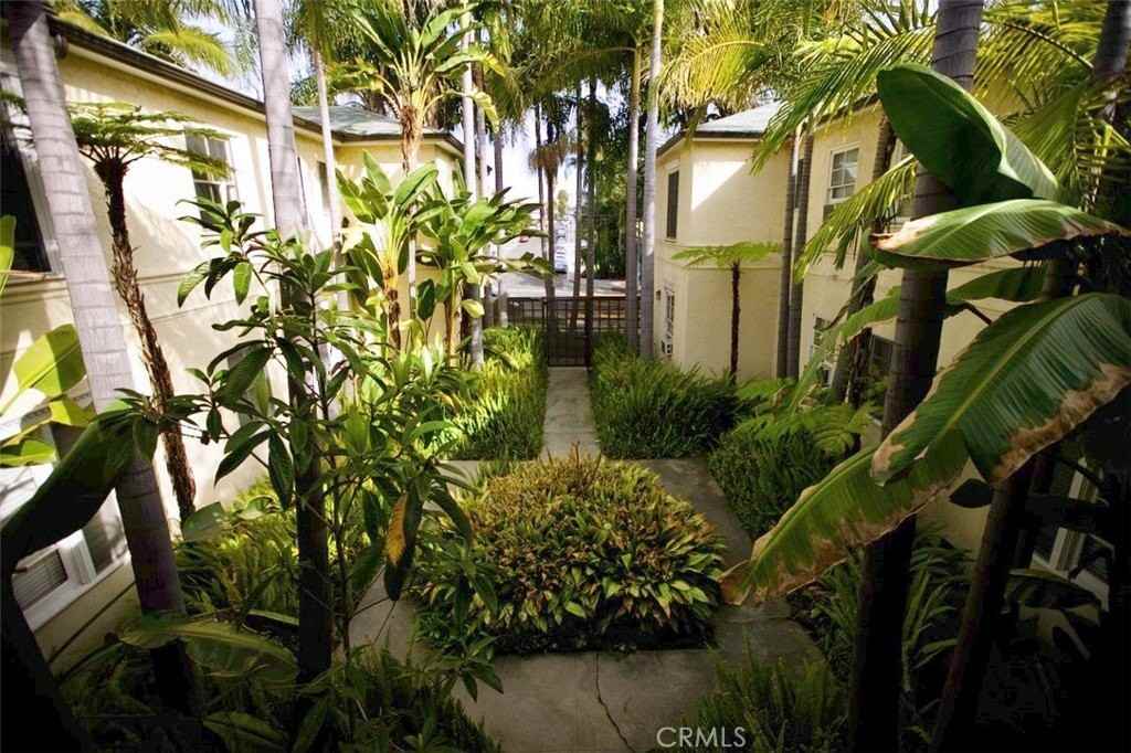 435 N Van Ness Ave - Photo 2 of 13