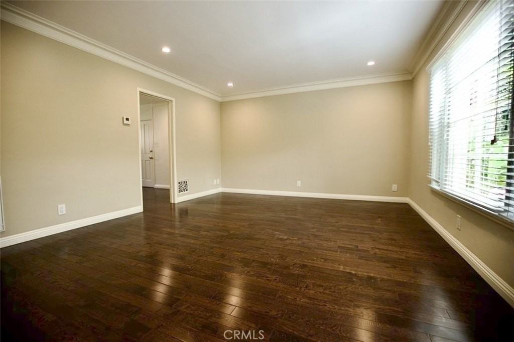 435 N Van Ness Ave - Photo 4 of 13