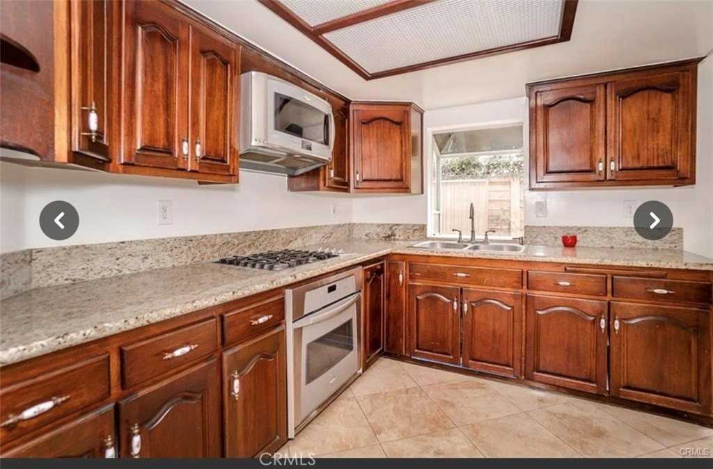 9846 California Ave - Photo 3 of 9