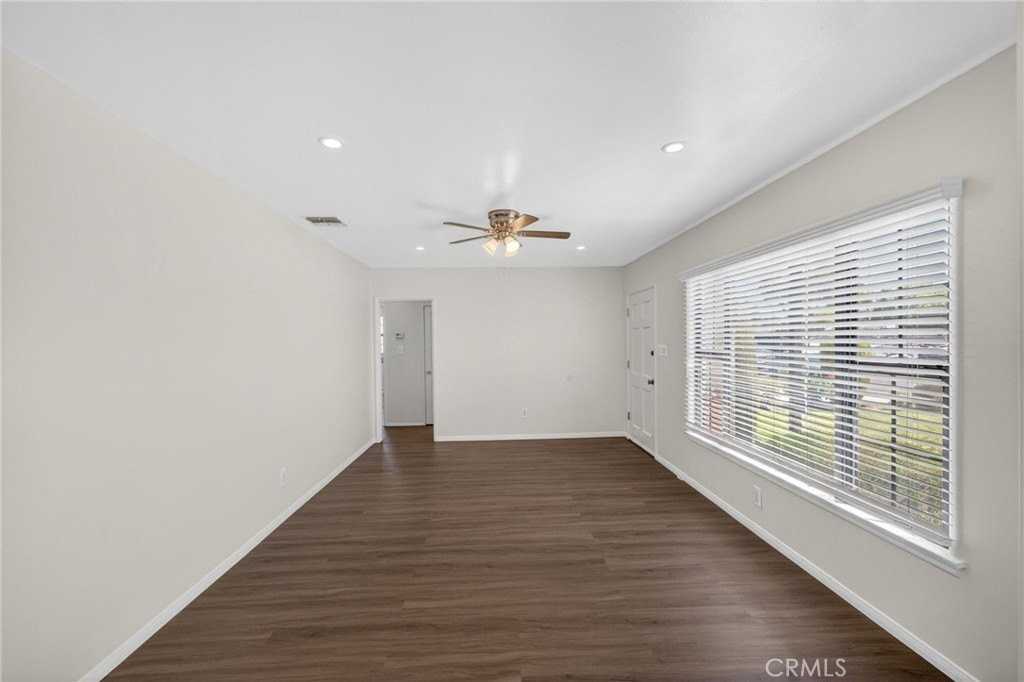 1245 E Mobeck St - Photo 6 of 43