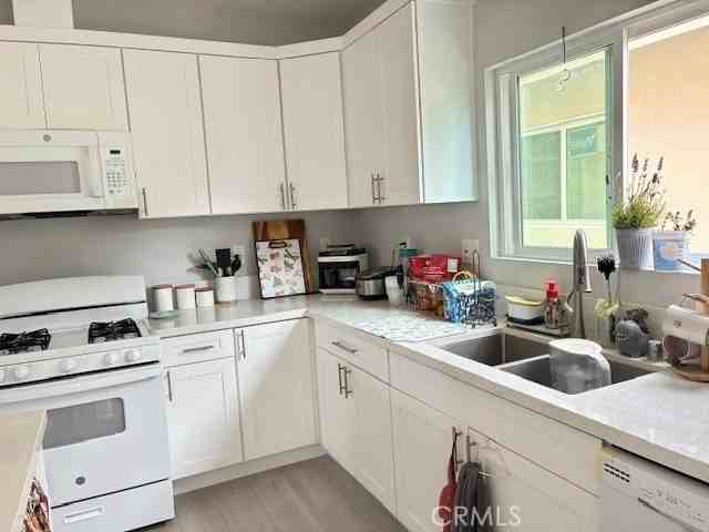 12241 Cliffwood Ave - Photo 3 of 8