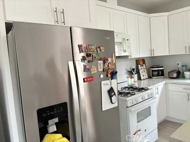 12241 Cliffwood Ave - Photo 4 of 8