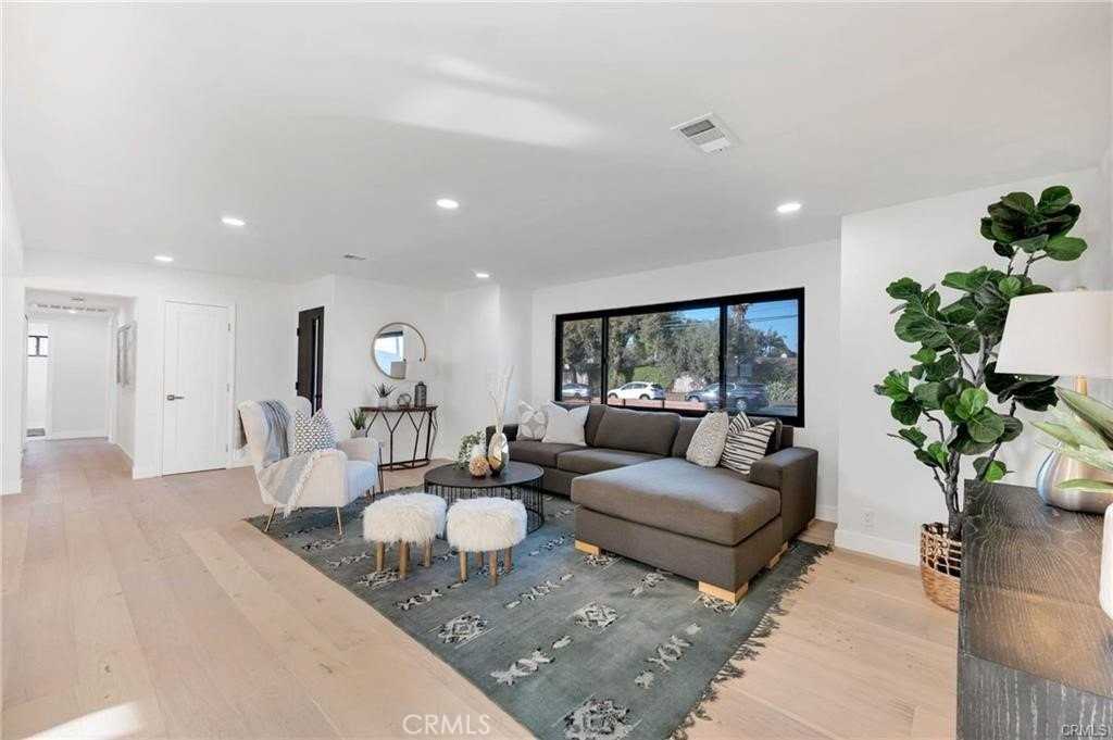 335 University Dr - Photo 4 of 26