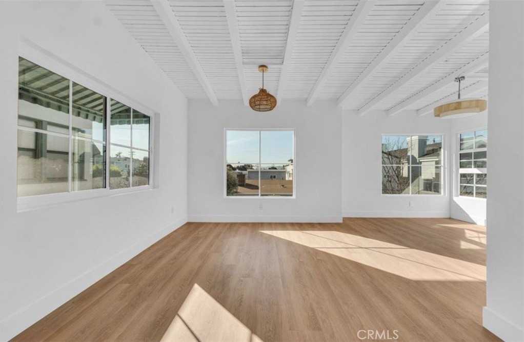 451 30th St - Photo 6 of 22