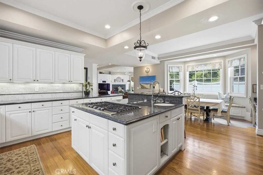 558 31st St - Photo 4 of 39