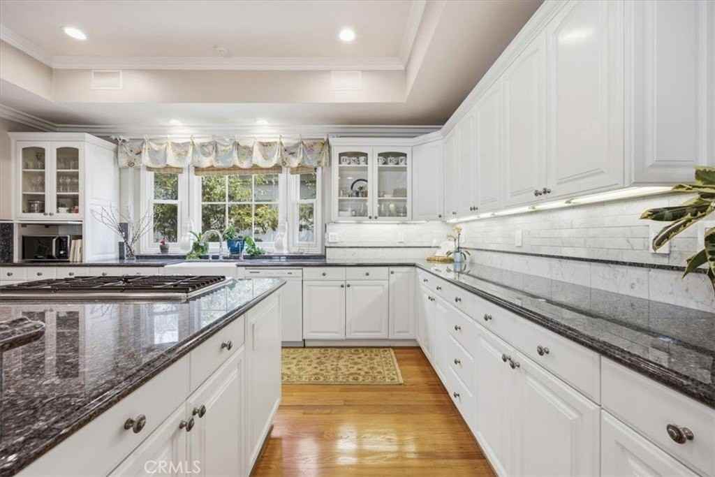 558 31st St - Photo 5 of 39