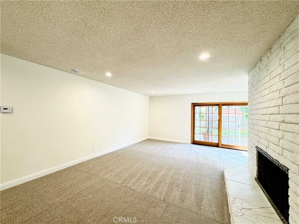 12538 Collins St - Photo 3 of 32