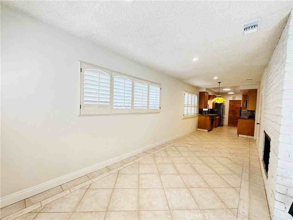 12538 Collins St - Photo 5 of 32