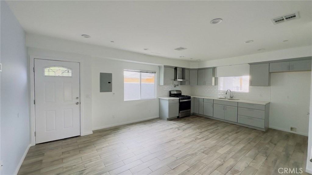 6719 Vineland 1/2 - Photo 3 of 20
