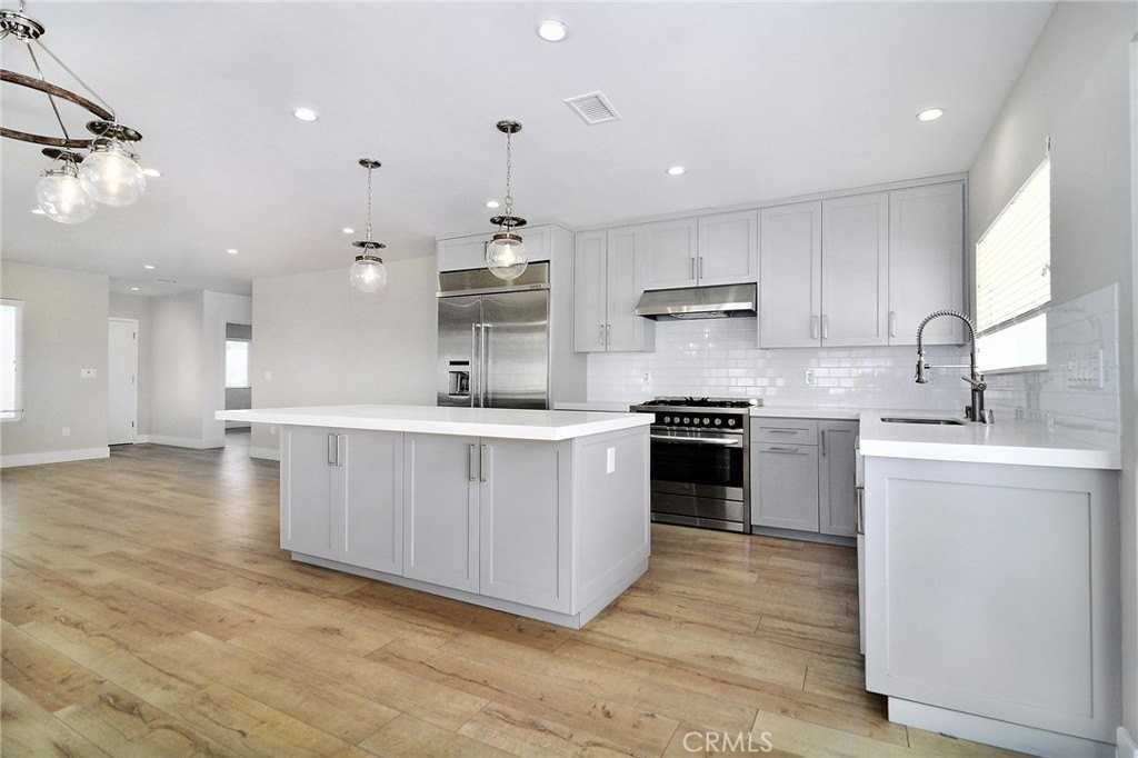 22446 Berdon St - Photo 5 of 18