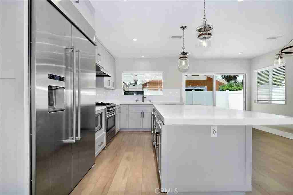 22446 Berdon St - Photo 7 of 18