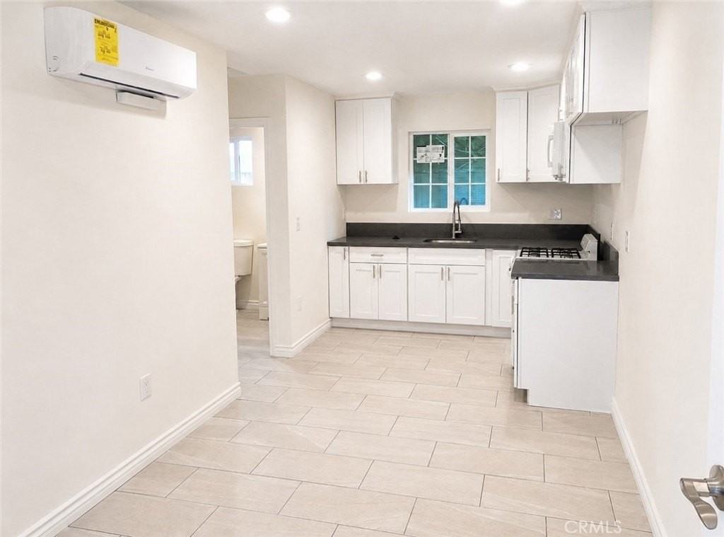 10117 Louise Ave - Photo 2 of 5