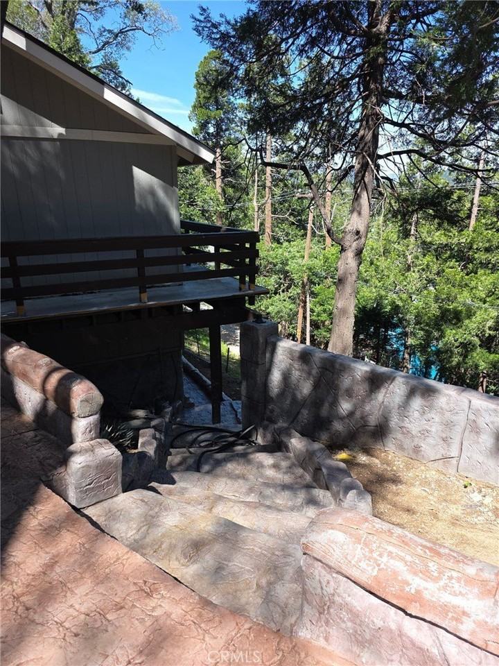 979 Venus Way - Photo 3 of 12