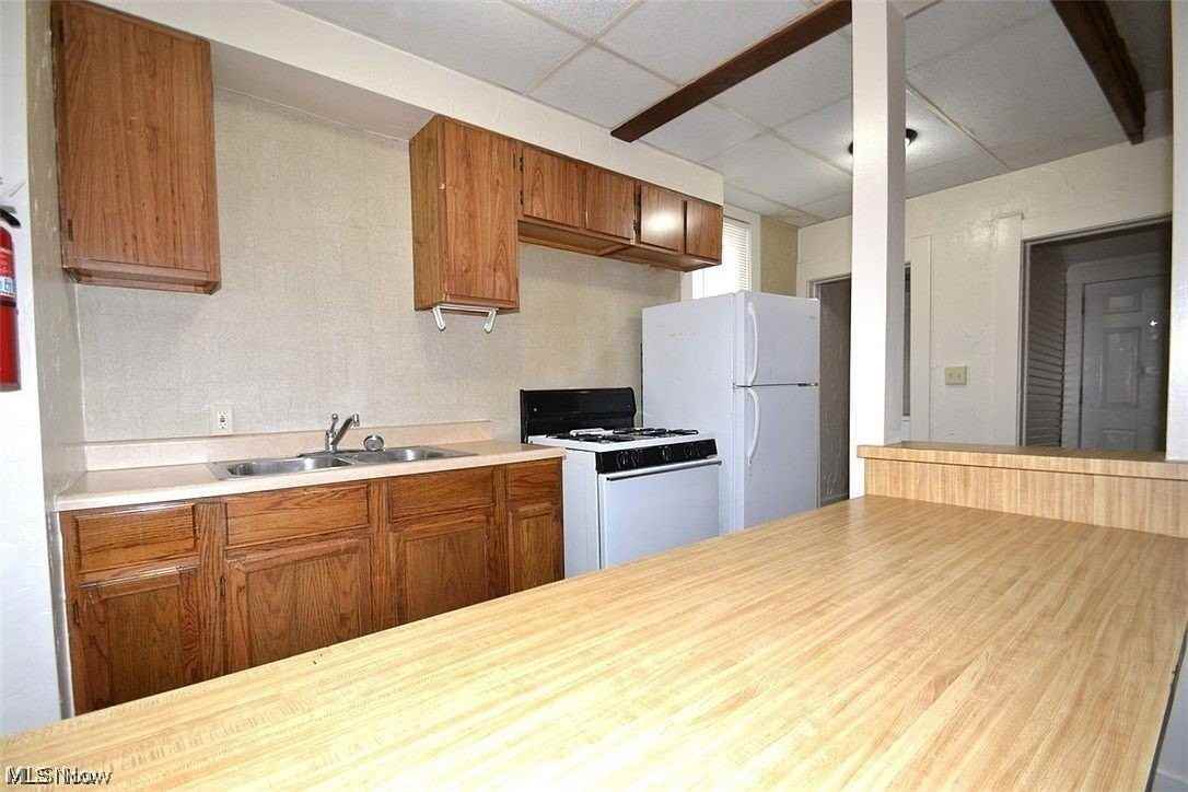 450 Allyn St - Photo 2 of 9