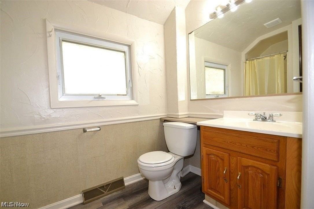 450 Allyn St - Photo 7 of 9