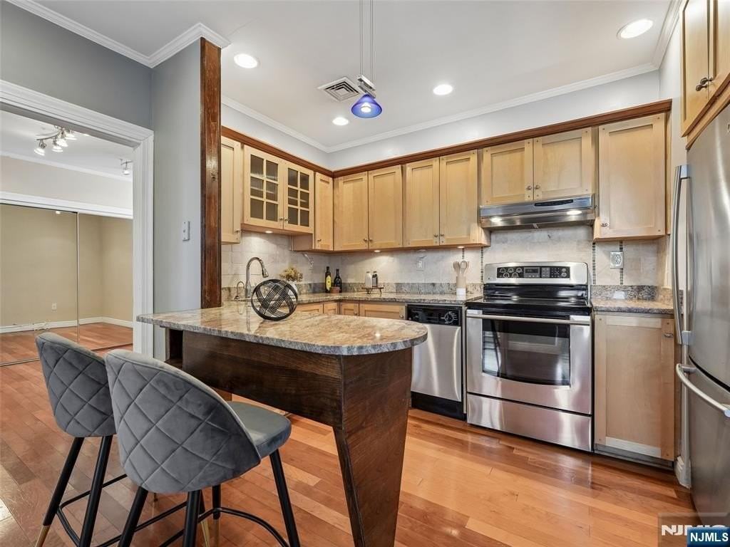 124 E Main St - Photo 4 of 14