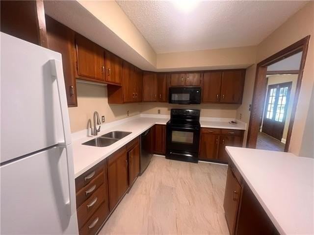 704 Waltham St - Photo 5 of 20