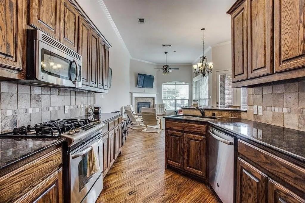 2203 Kirby St - Photo 5 of 12