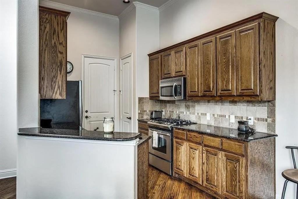 2203 Kirby St - Photo 6 of 12