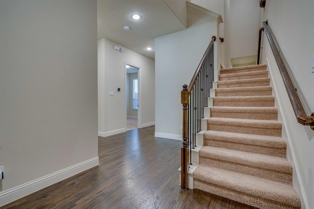 4221 Broadway Ave - Photo 4 of 29