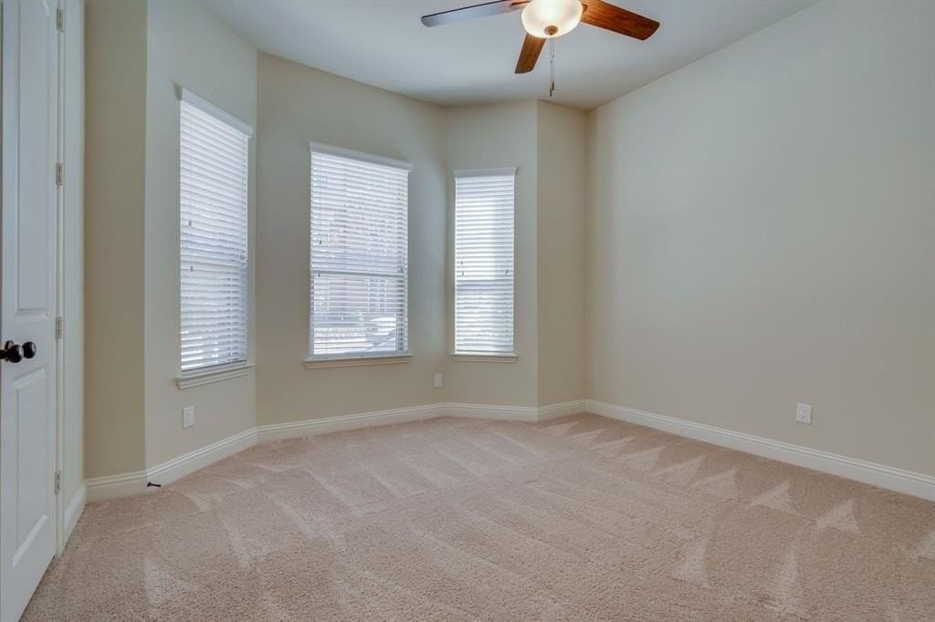 4221 Broadway Ave - Photo 5 of 29