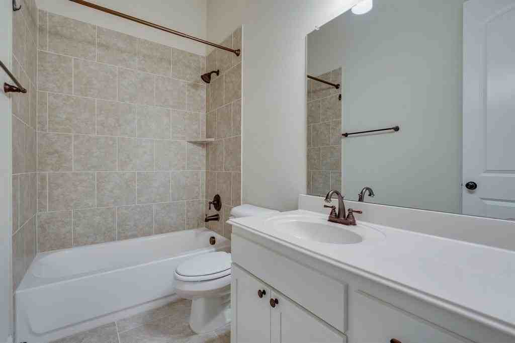 4221 Broadway Ave - Photo 6 of 29