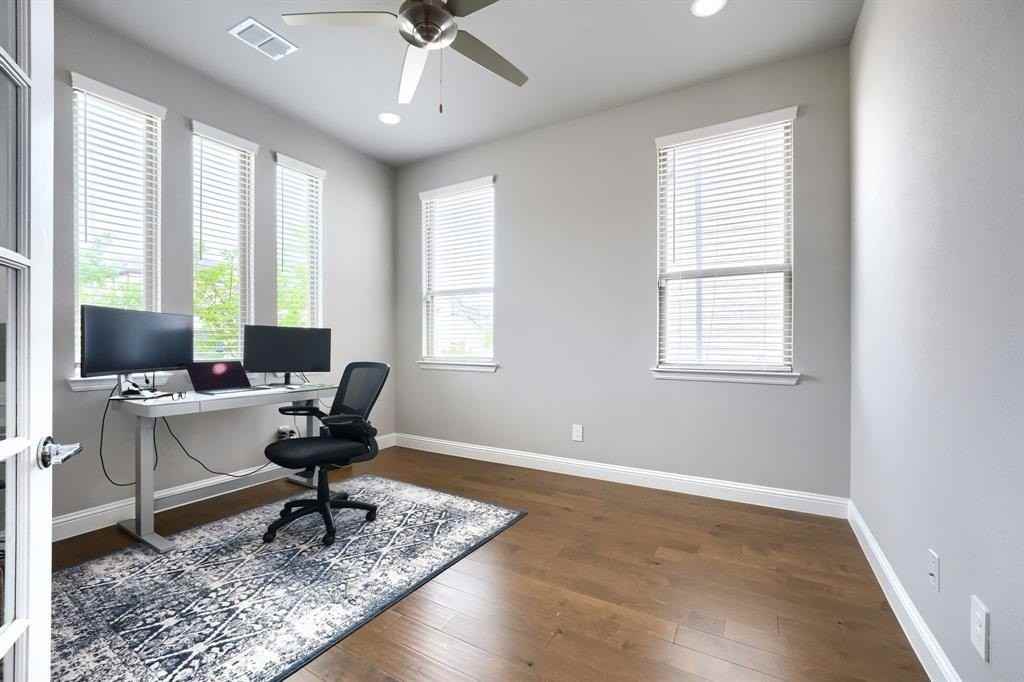 929 Newcastle Dr - Photo 7 of 34