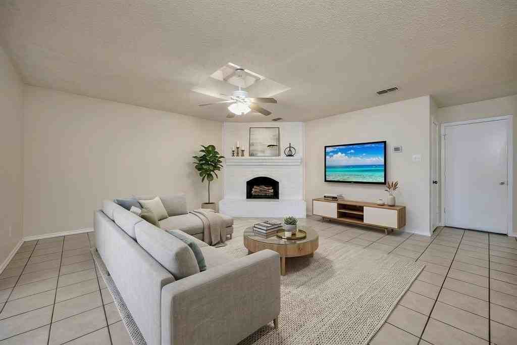 821 Timberoaks Dr - Photo 2 of 40