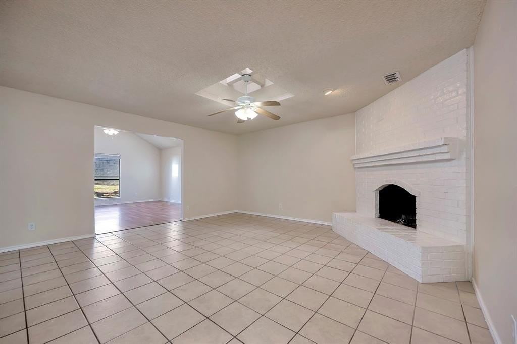 821 Timberoaks Dr - Photo 4 of 40