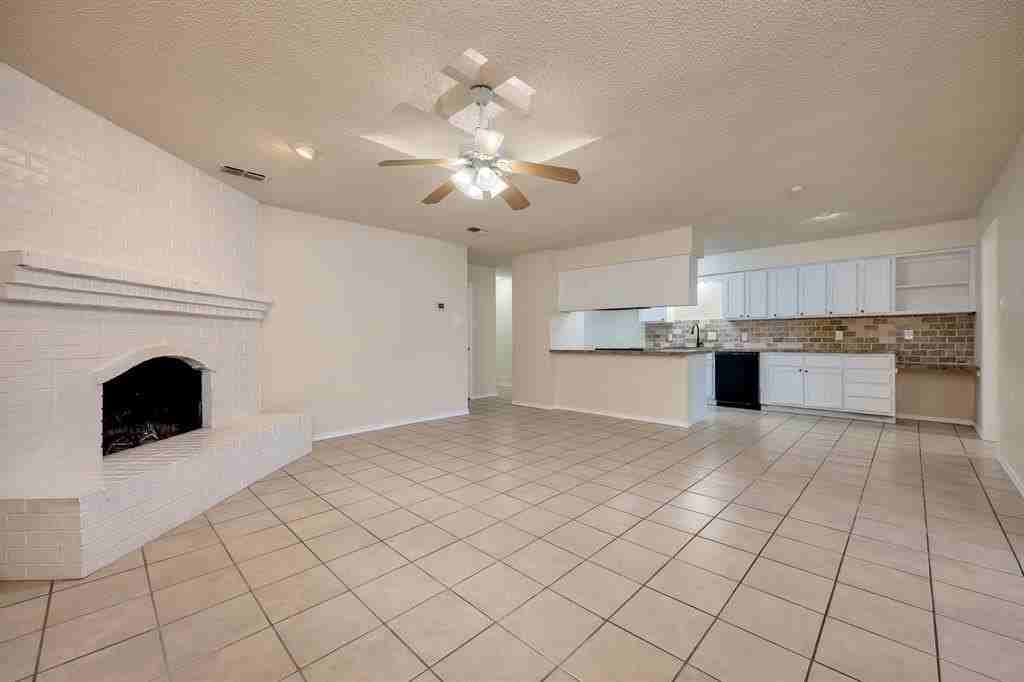 821 Timberoaks Dr - Photo 5 of 40