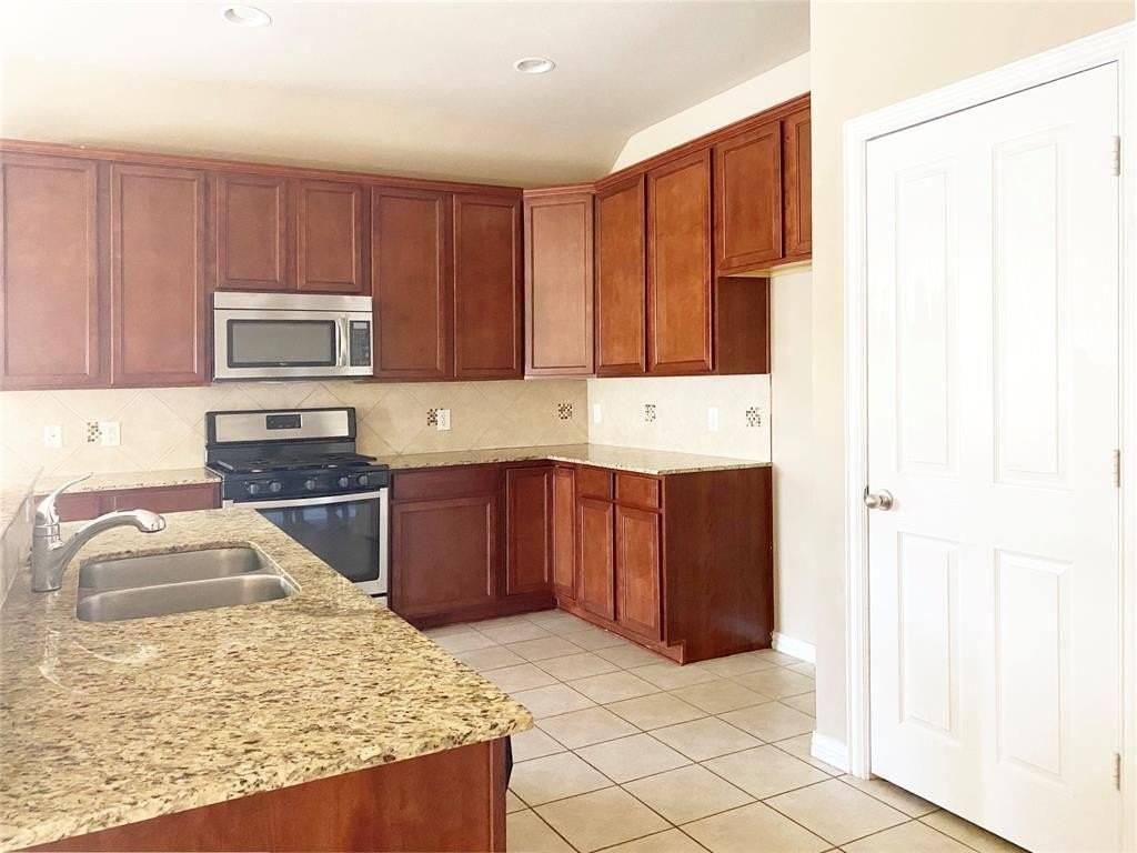 2108 Willow Creek Dr - Photo 4 of 22