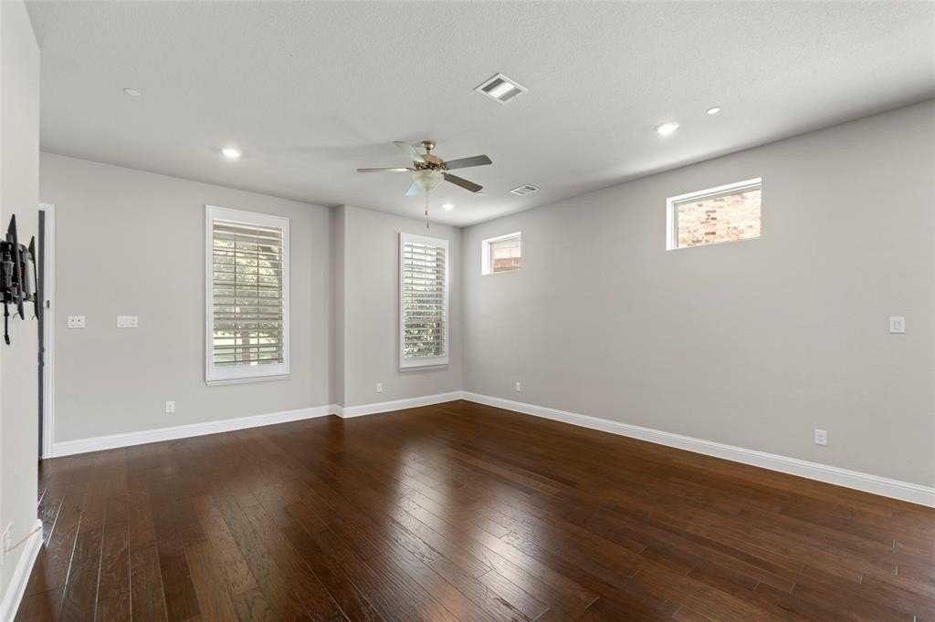 1323 Bailey Ln - Photo 4 of 33