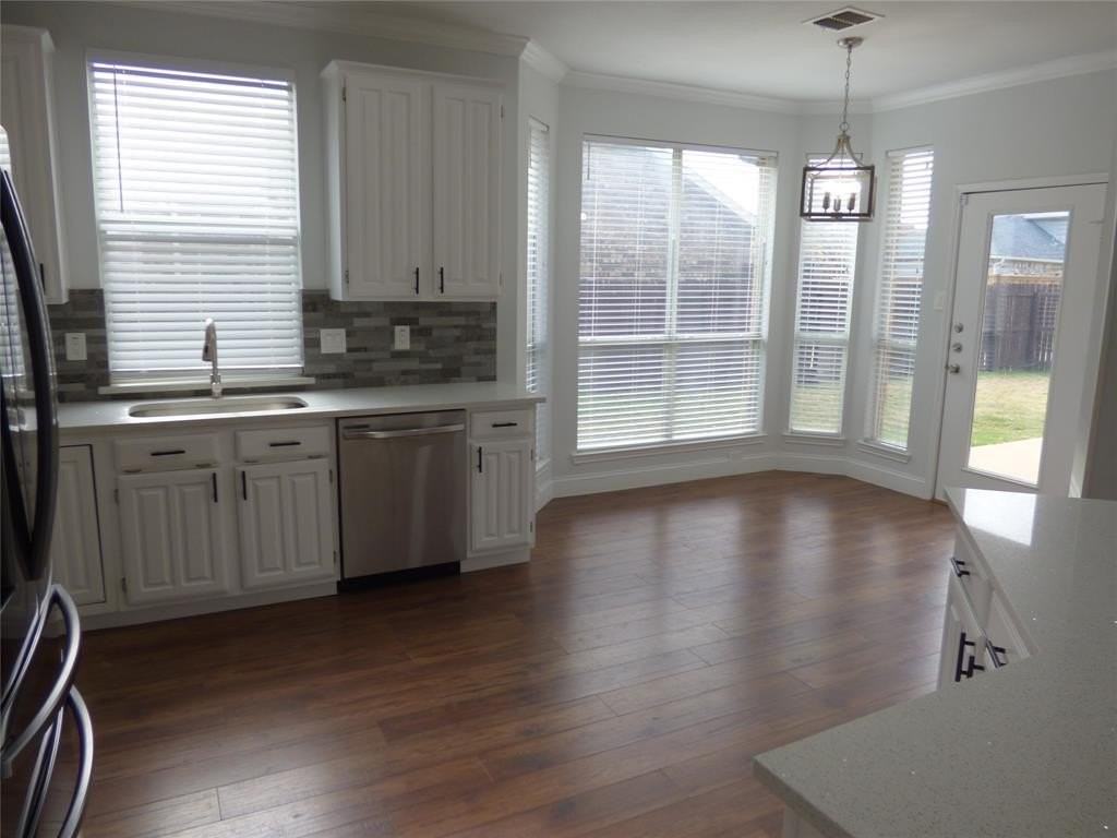 3905 Valez Dr - Photo 4 of 33