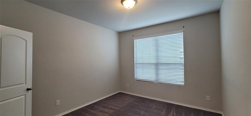 933 Ravenwood Ln - Photo 3 of 15