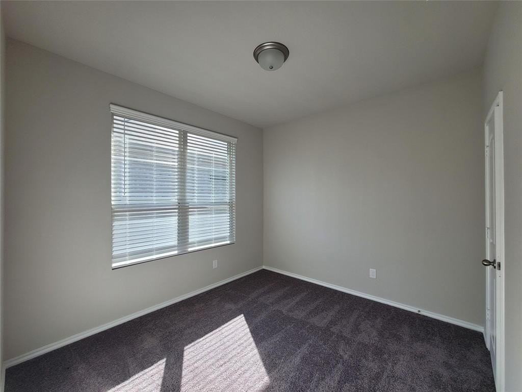 933 Ravenwood Ln - Photo 5 of 15