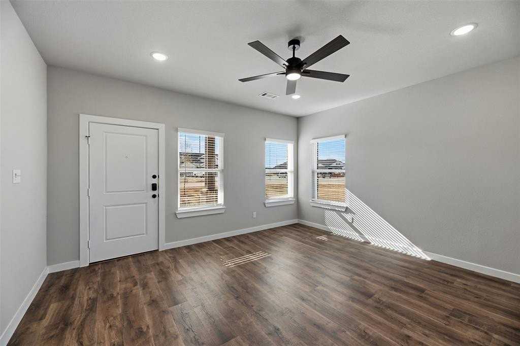 4018 Lecroy Ct - Photo 5 of 36