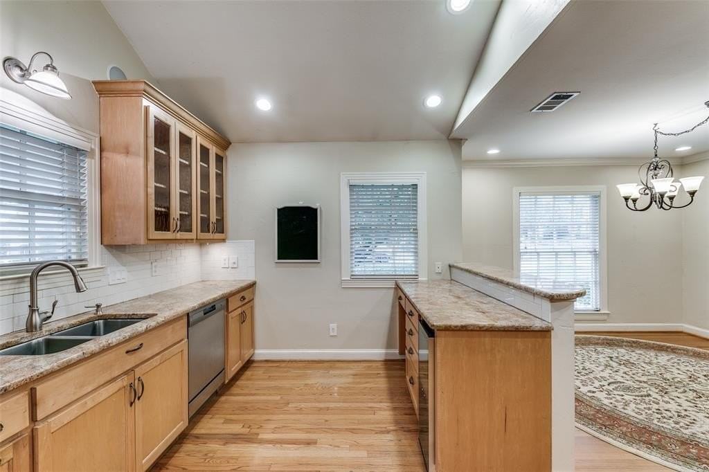 2901 Amherst Ave - Photo 6 of 15