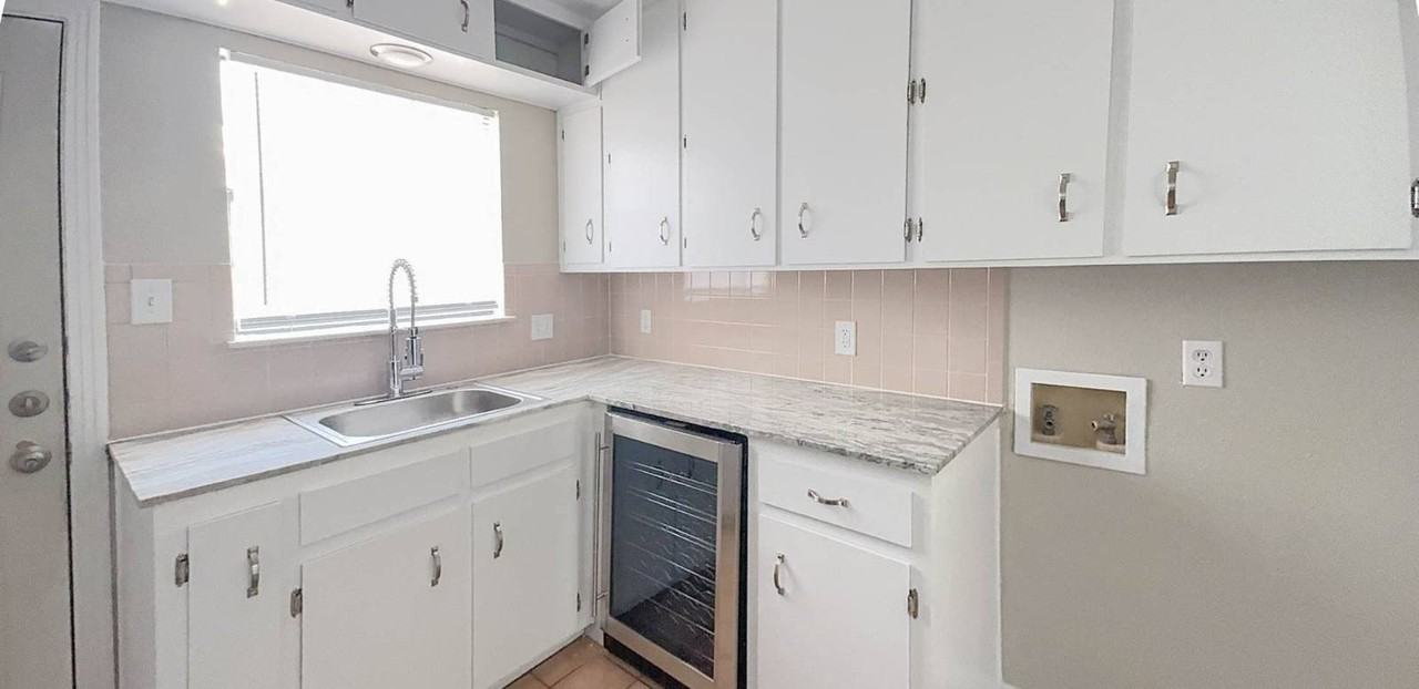 907 Wells St - Photo 5 of 18