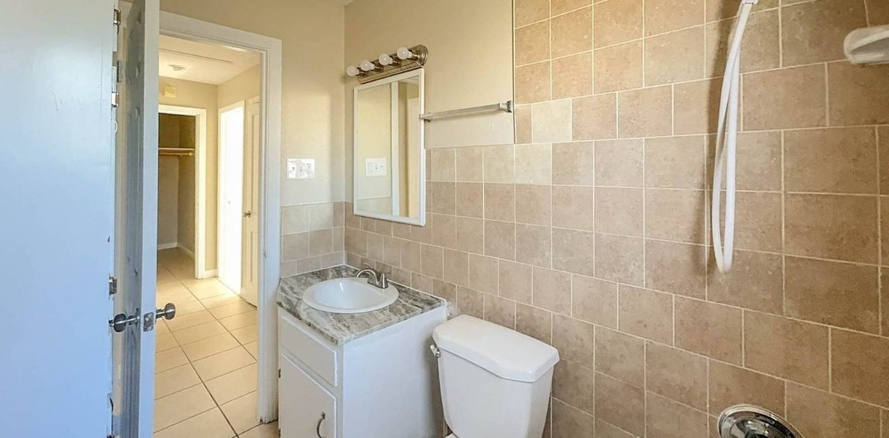 907 Wells St - Photo 6 of 18